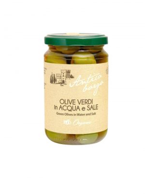 gruene oliven in salzlake aus der maremma in der toskana aus biologischem anbau
