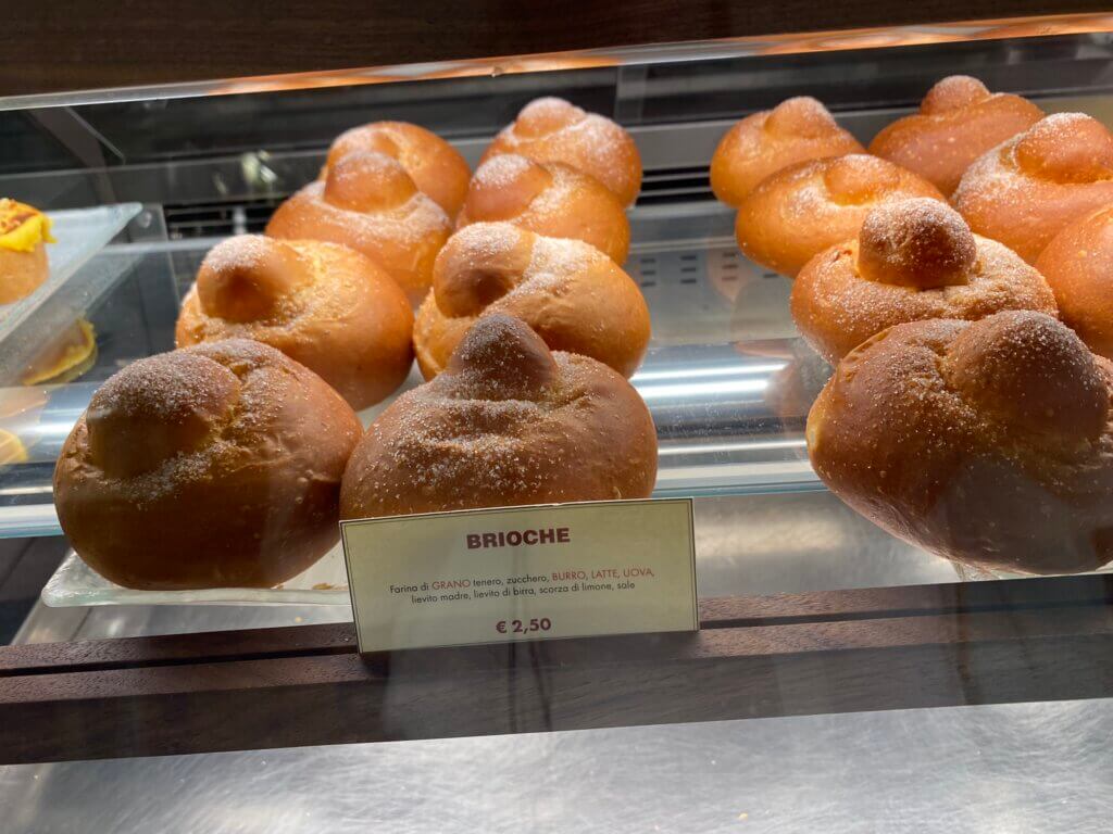 brioche in konditorei sizilien