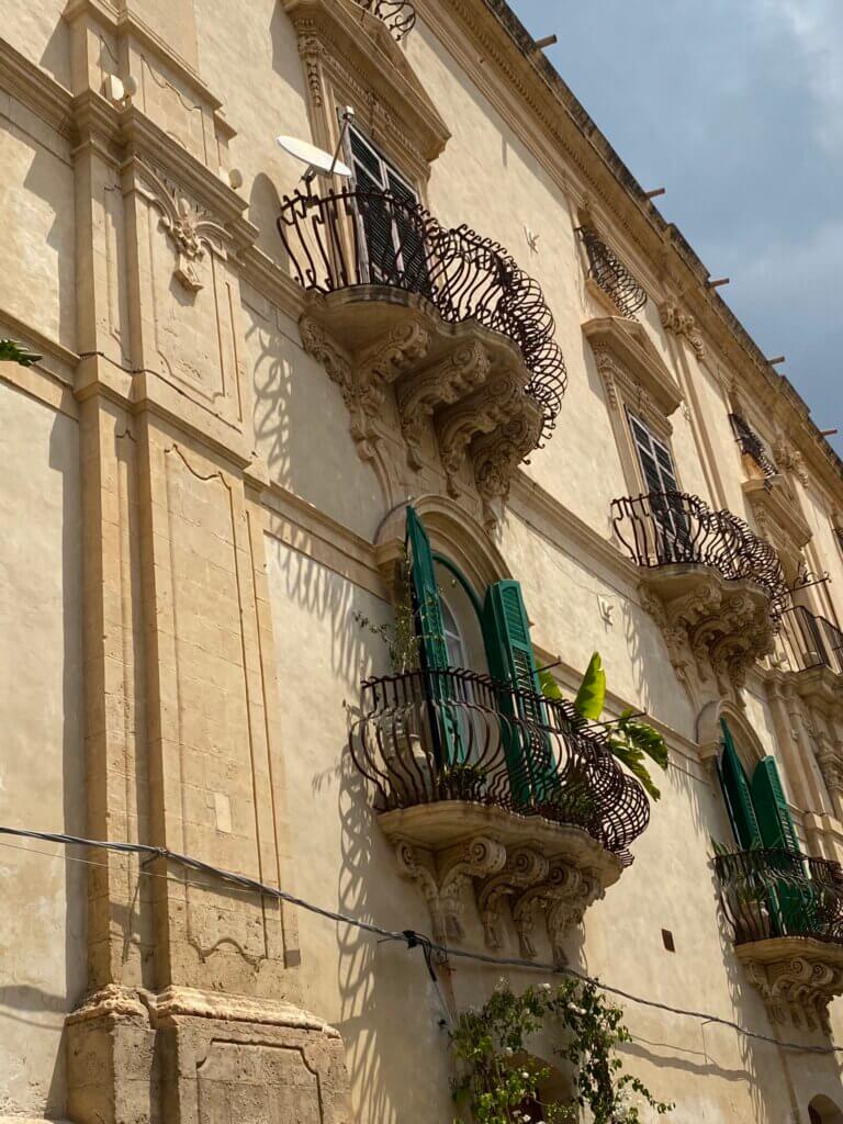 Blick auf Balkone in Noto Sizilien