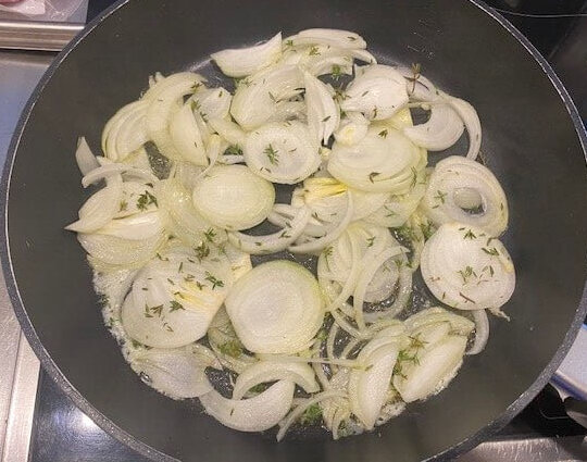 fein geschnittene zwiebeln in der pfanne