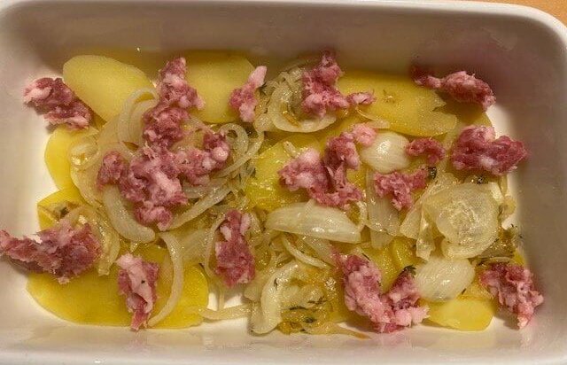auflaufform mit kartoffeln und salsiccia und zwiebeln
