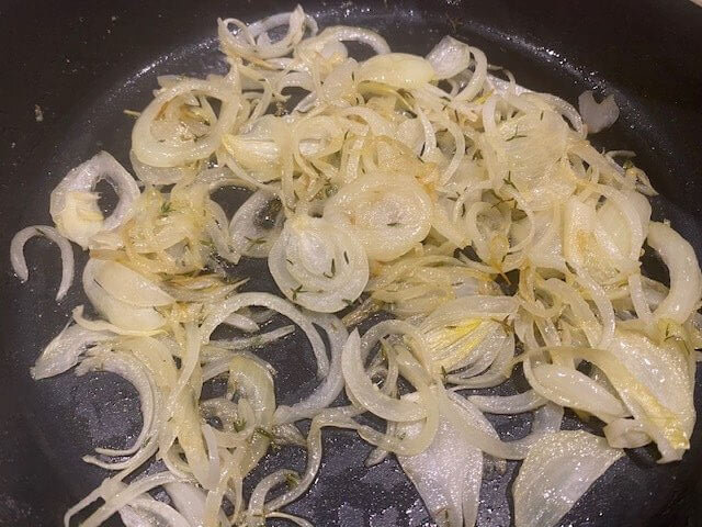 karamellisierte Zwiebeln in Pfanne