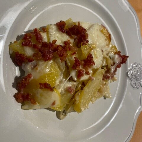 kartoffelgratin auf teller