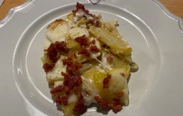 kartoffelgratin auf teller