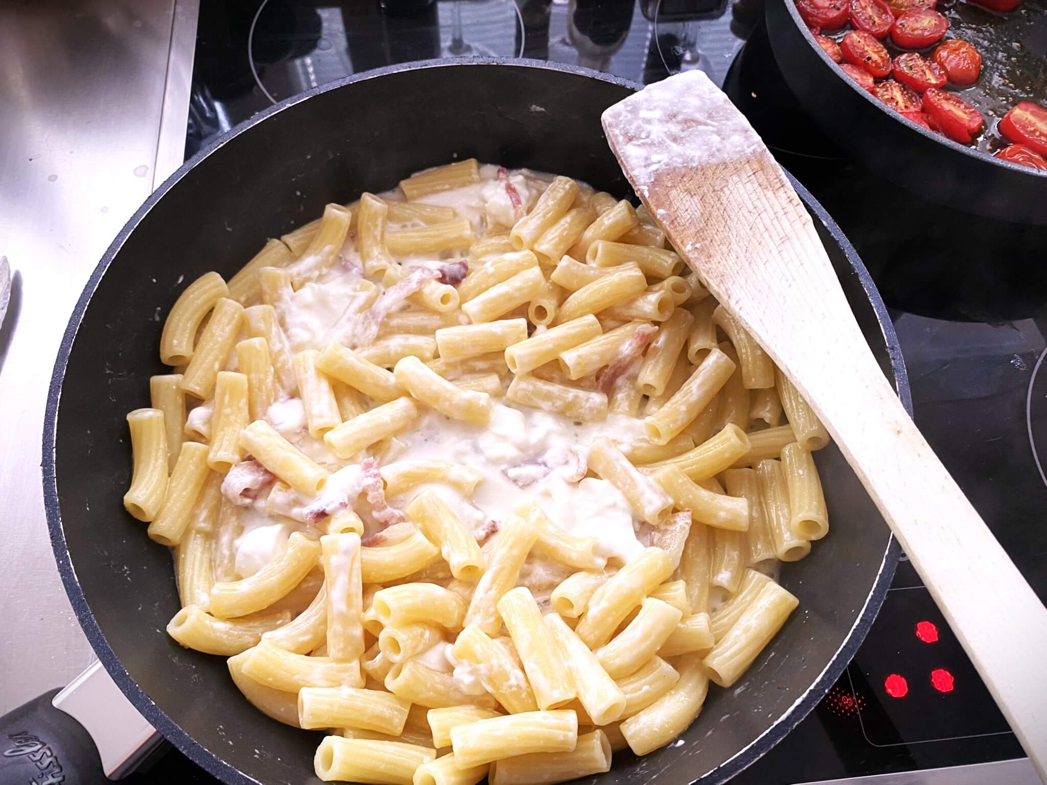 maccheroni mit burrata in pfanne