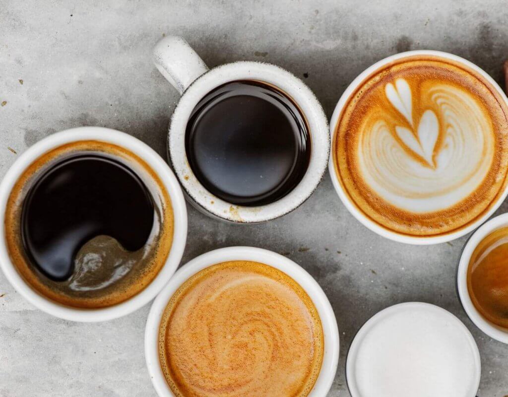 sechs tassen mit kaffe und cappuccino von oben gesehen