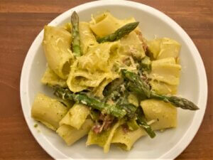 pasta mit salsiccia und spargel auf dem teller