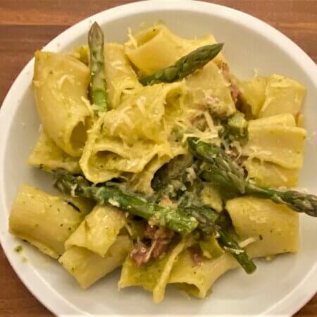 pasta mit salsiccia und spargel auf dem teller