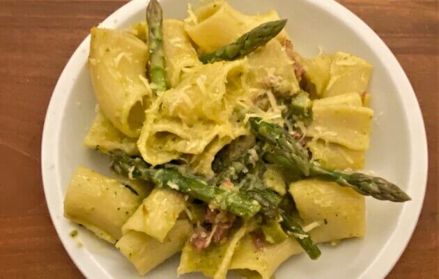 pasta mit salsiccia und spargel auf dem teller