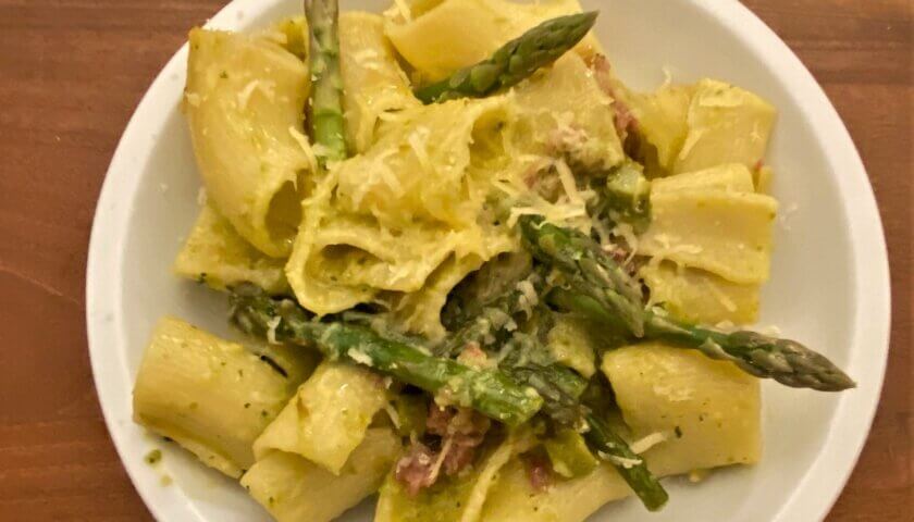 pasta mit salsiccia und spargel auf dem teller