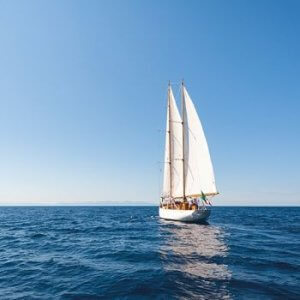 segelboot auf dunkelblauem meer