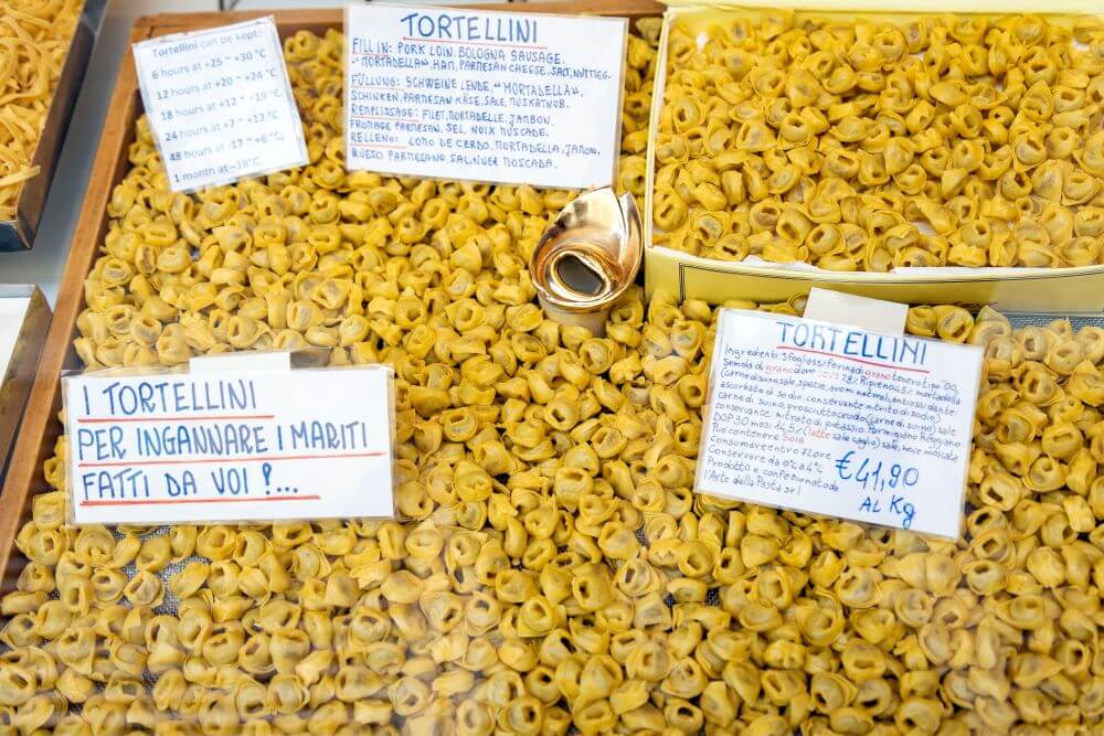 bologna pasta in auslage