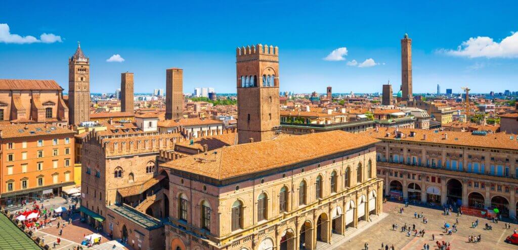 bologna zentrum blick auf piazza maggiore und türme