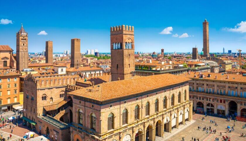 bologna zentrum blick auf piazza maggiore und türme