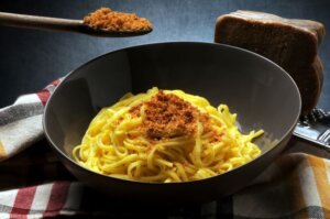 bottarga gerieben auf pasta