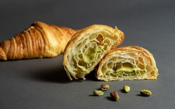 croissant mit pistaziencreme