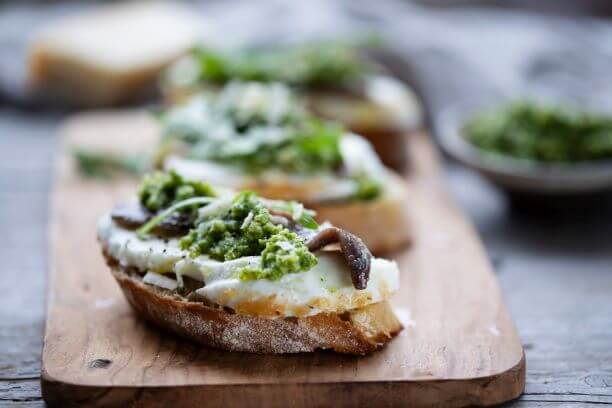 crostini mit burratafrischkäse sardellen und rucolapesto