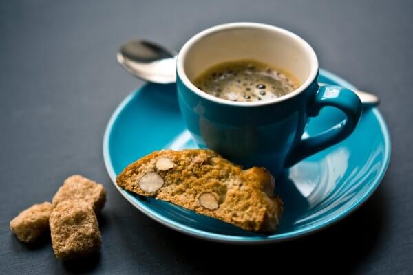 espresso in blauer tasse mit cantucci mandelkeks