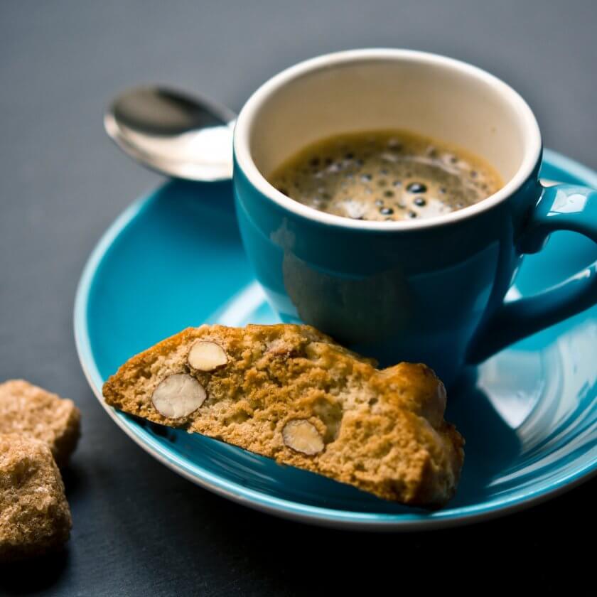 espresso in blauer tasse mit cantucci mandelkeks