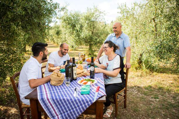 familie gaudenzi unter olivenbäumen