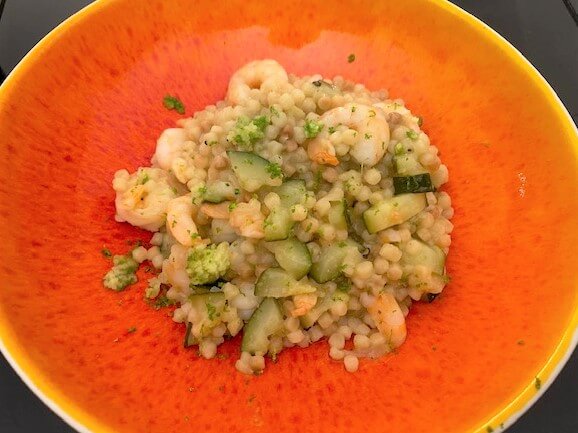 fregola sarda mit garnelen auf teller