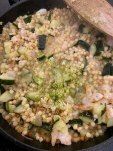 fregola sarda mit garnelen und limettenschale