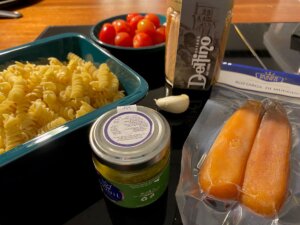 diverse zutaten für fusilli mit bottarga