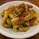 fusilli mit bottarga auf teller