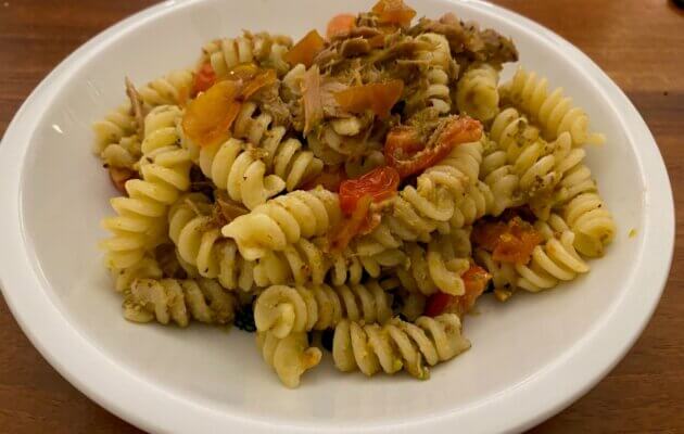 fusilli mit bottarga auf teller