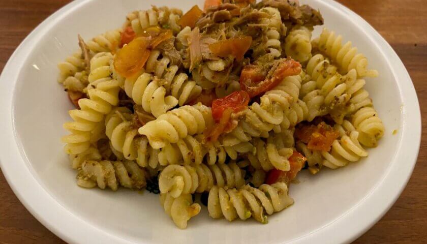 fusilli mit bottarga auf teller