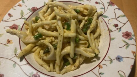 Fusilli del Cilento Carbonara mit Spargel und Forellenfilet