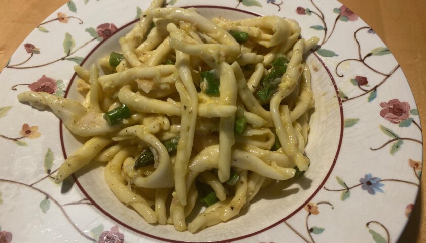 Fusilli del Cilento Carbonara mit Spargel und Forellenfilet