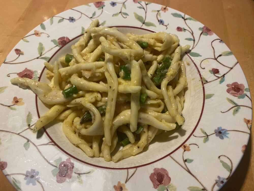 Fusilli del Cilento Carbonara mit Spargel und Forellenfilet