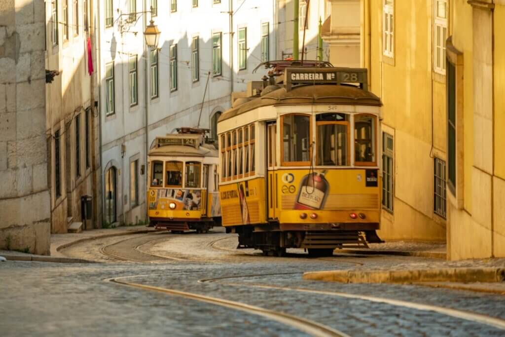 gelbe strassenbahn lissabon