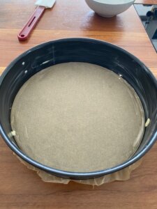 haselnuss-apfelkuchen form mit backpapier ausgelegt