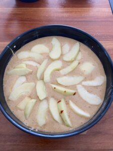 haselnuss-apfelkuchen noch roh mit apfelscheiben