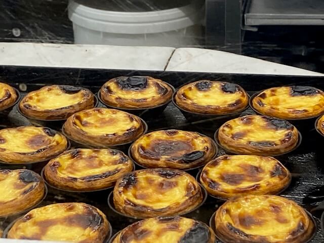 herstellung von pasteis de nata gebacken