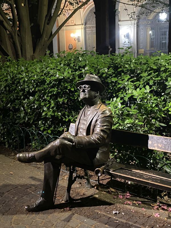 lucio dalla auf parkbank in bologna park