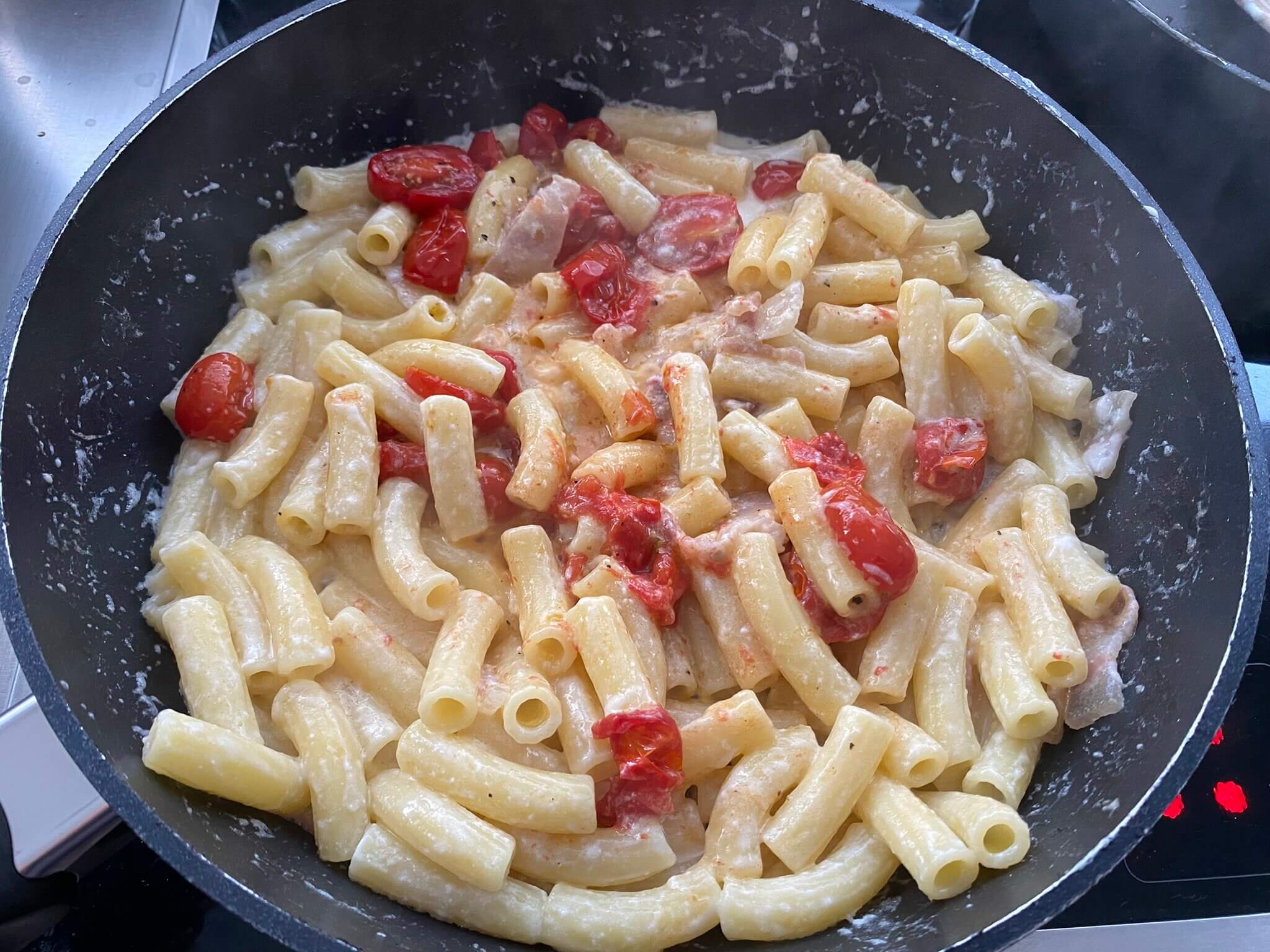 maccheroni mit burrata und tomaten in pfanne