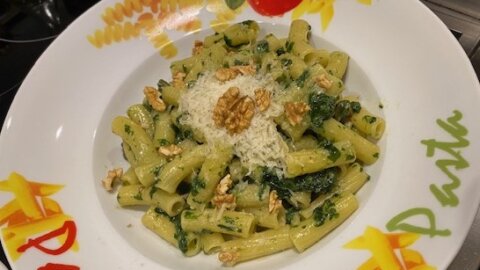 maccheroni mit spinat gorgonzola und walnuessen