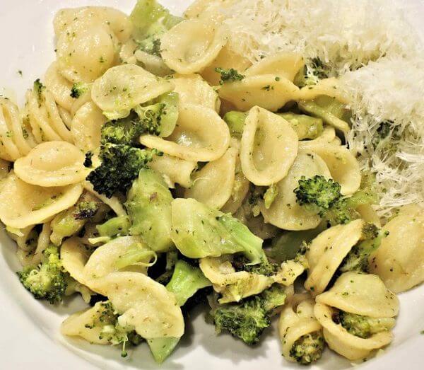 orecchiette mit cime di rapa typisches gericht aus apulien