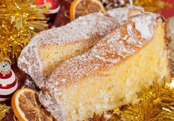 zwei scheiben panettone mit staubzucker auf lametta