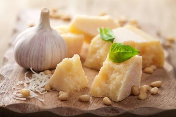 parmesan mit pinienkernen und knoblauch