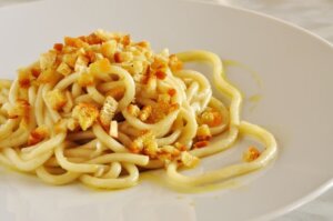 pici con briciole di pane pici mit gerösteten brotwürfeln