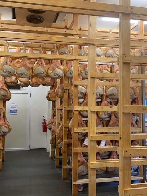 prosciutti hangend auf gestellen