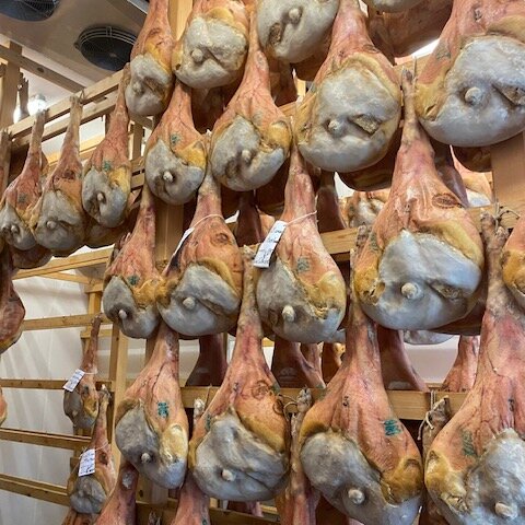 haengende prosciutti in san daniele