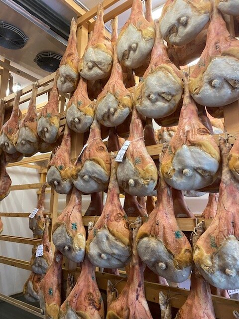 haengende prosciutti in san daniele