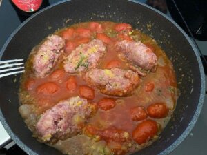 salsicce mit tomatensugo in der pfanne