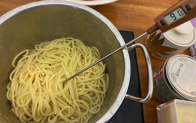 spaghetti im kochtopf mit thermometer