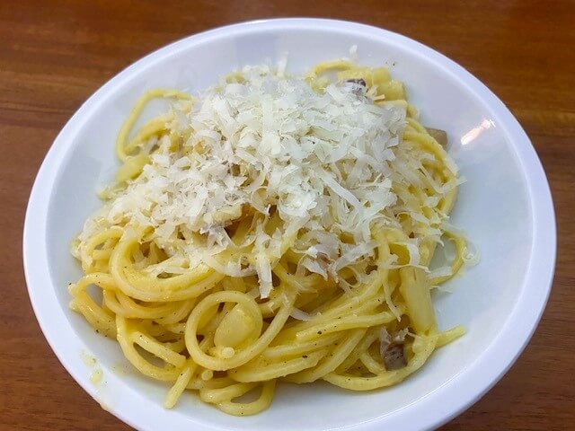 spaghetti carbonara mit spargel auf teller